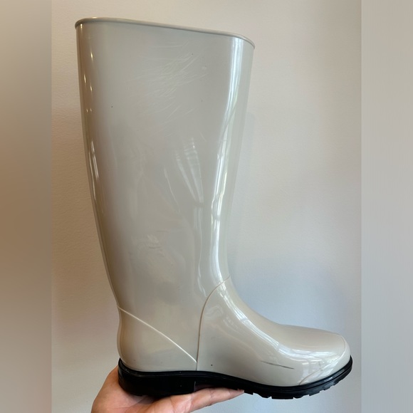 Burberry Equestrian Knight Rainboot in Trench. Euro 38 UK 5 - Picture 12 of 14